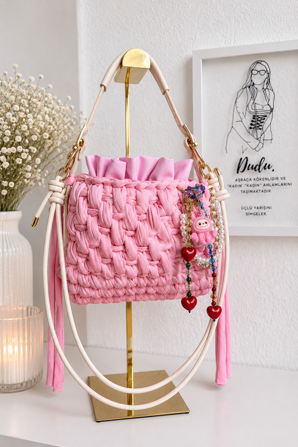 Pembe el emeği Duduhook çanta, krem askılar, renkli boncuk zincirleri ve kırmızı kalp charmlar