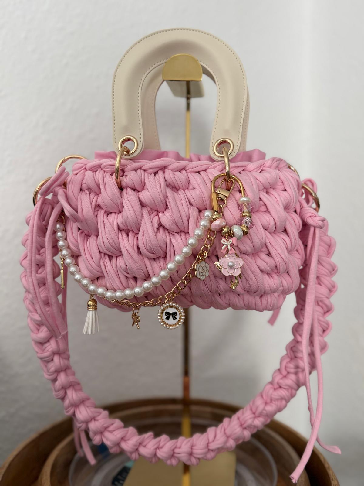 Rosa Duduhook Tasche mit hellem Henkel und Perlenkette