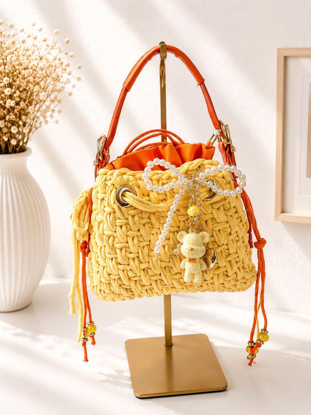 Sarı el emeği Duduhook çanta, turuncu sap, inci fiyonk ve teddy charm